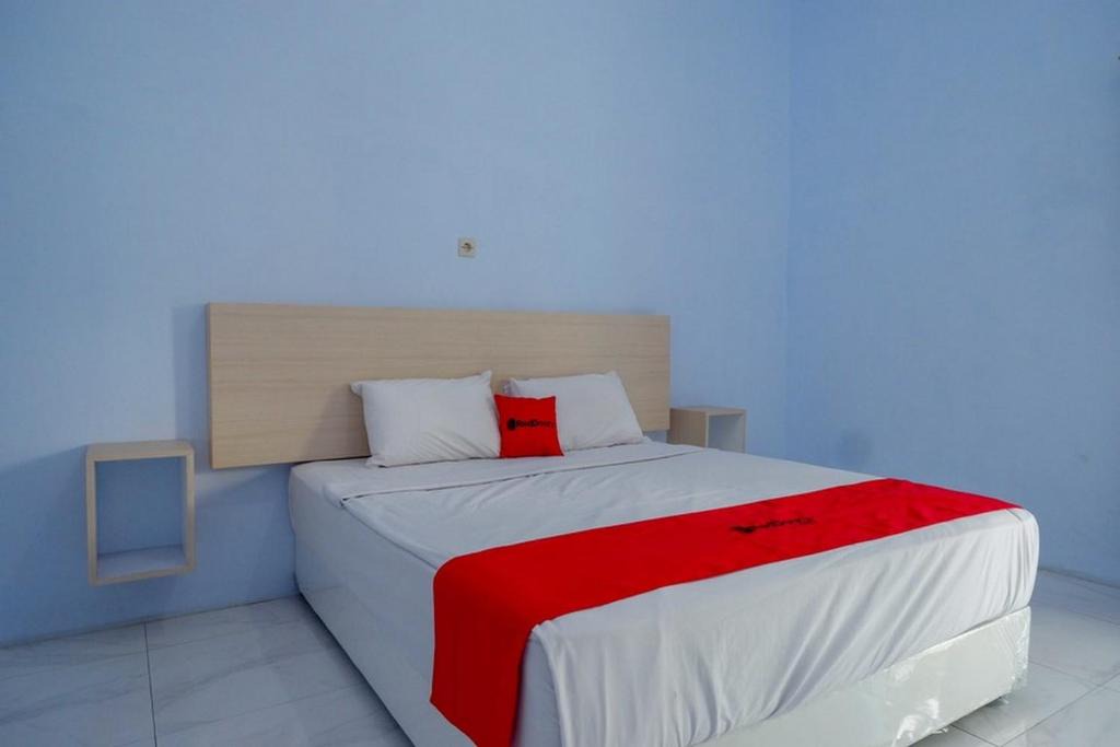 Pekalongan Hotel | RedDoorz Syariah near Stasiun Pekalongan 3