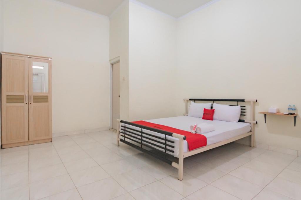 Cianjur Hotel | RedDoorz Syariah near Tugu Pandanwangi Cianjur