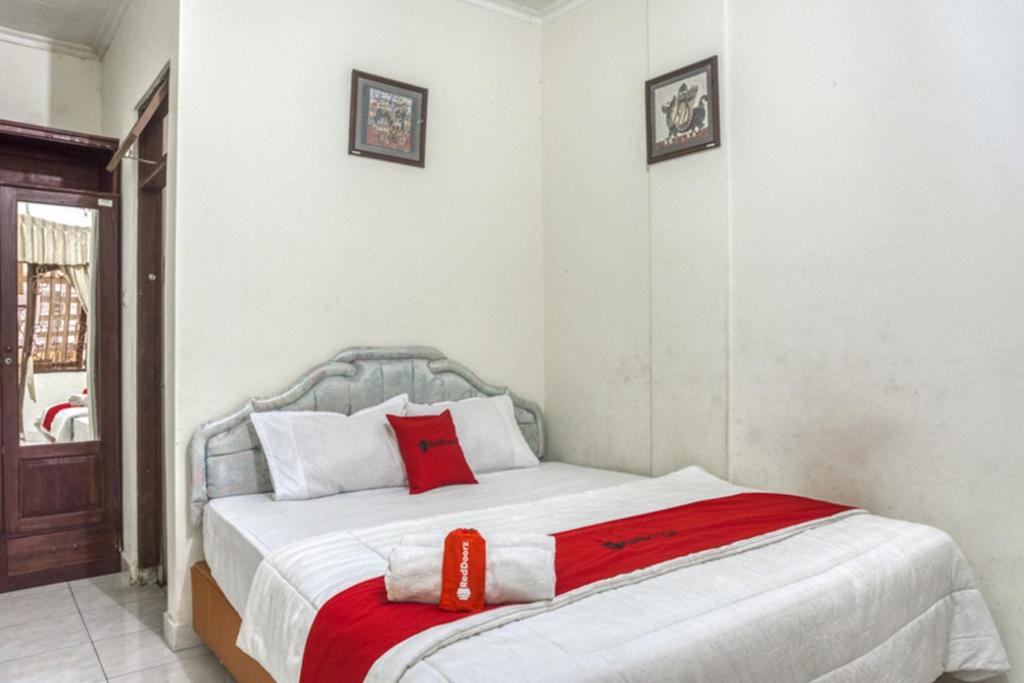 Depok House | RedDoorz Syariah @ Raya Tajem Maguwo