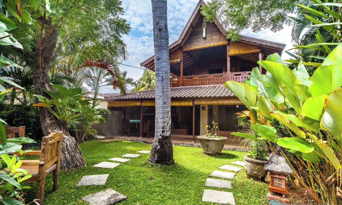 Lovina Villa | Romantic Joglo Villa Near Lovina Beach & Center