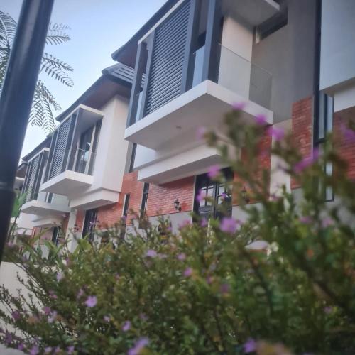 Oro Oro Ombo Villa | Sabrina Sweet Villa Batu - Jalan Kaki JTP1 JTP2 Secret Zoo