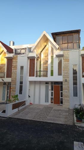 Oro Oro Ombo Villa | Serene Villa in Batu with 3 Bedrooms and a Rooftop