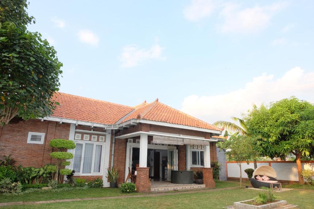 Tahunan Villa | Shoreside Semat Villa and Flat