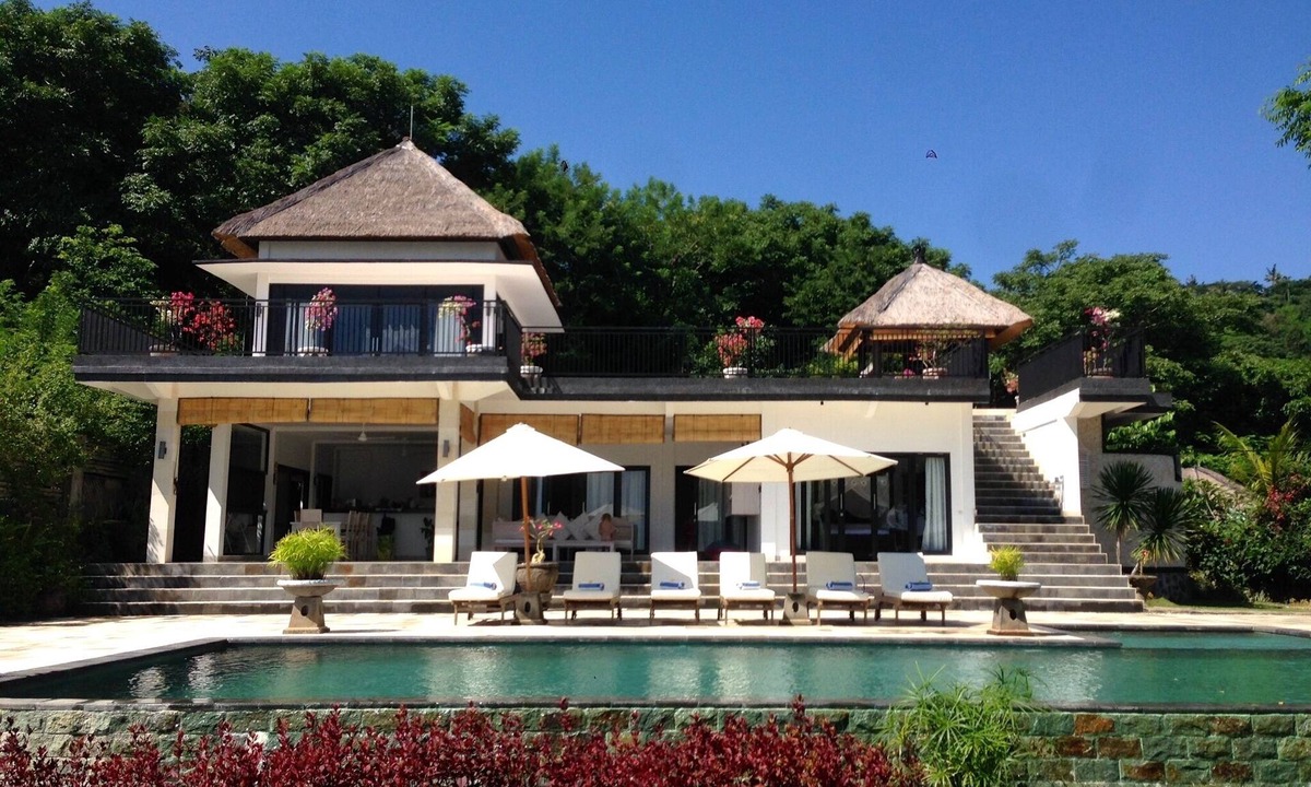 Temukus Villa | Spacious Luxurious Villa With Amazing Views on the Hills and the Sea