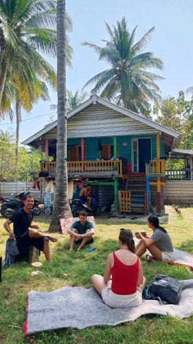 Sumbawa Barat Hostel | Surf House Hostel