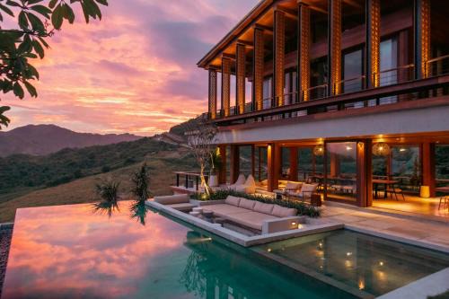 Praya Barat Resort | Tampah Hills