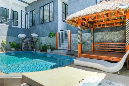 Oro Oro Ombo Hotel | Urbanview Golden Barbie near Jawa Timur Park 2