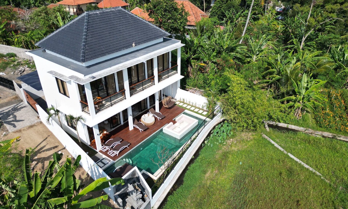 Abiansemal Villa | Villa 4BDR rice field view south of Ubud. Swimming pool + outdoor bath.