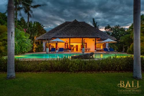 Dencarik Villa | Villa Agus Mas - Serene & calm beachfront villa!