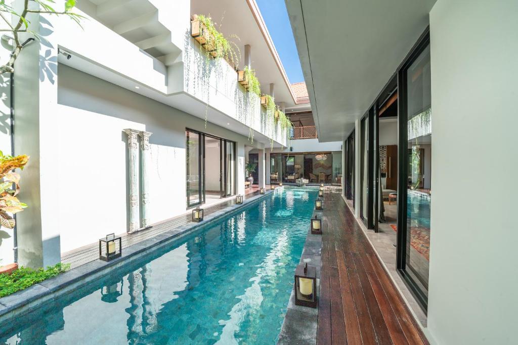 Batu Bolong Villa | Villa Aiimara - Modern 5-bedroom Villa AMAZING LOCATION