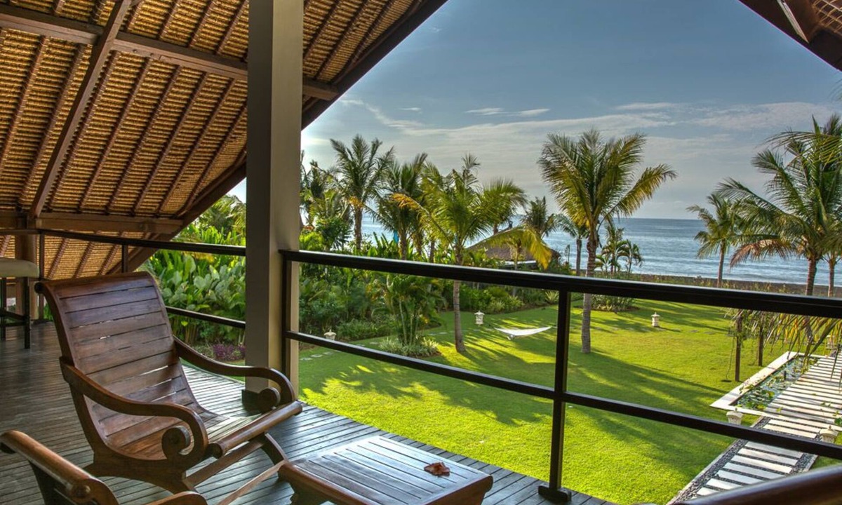 Kalisada Villa | Villa Aparna - Luxurious Balinese villa right on the beach
