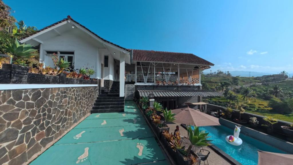 Bandung Villa | Villa Family Stay - Private Pool & BBQ