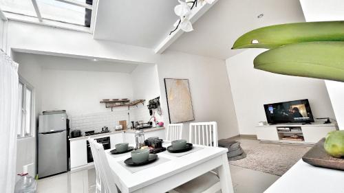Parongpong House | Villa LA Mansion Lembang - 2BR for 2-6 Guest stay
