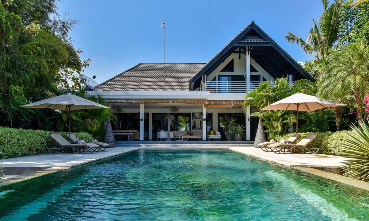 Kalisada Villa | Villa Mahkai - 6BR Luxury Beachfront Villa with 3 Pool and Staff