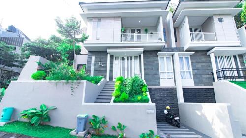 Dinoyo Villa | Villa Sunrise with Private Pool