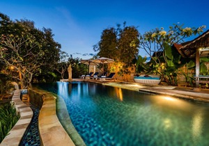 Balinese Style House with Public Swimming Pool, Close to Mushroom Beach (DLX) in Lembongan Island