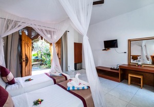 Balinese Style House with Public Swimming Pool, Close to Mushroom Beach (DLX) in Lembongan Island