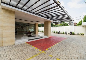 RedDoorz Plus Near Lippo Mall Kemang 2 in South Jakarta