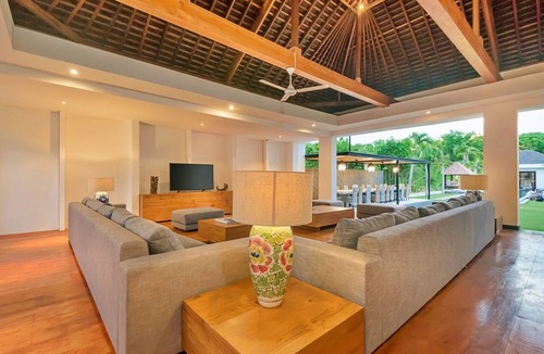 Dyanapura Villa | 11-bedroom private estate, ideal for large groups, families, retreats and celebrations. The estate accomodates up to 30 guests. Includes daily breakfast, a private chef, airport transfers, complimentary massages, dedicated driver and housekeeping.