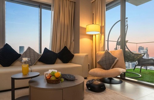 Banjartegehe Apartment | 3BR Burj Khalifa View Pool & Gym