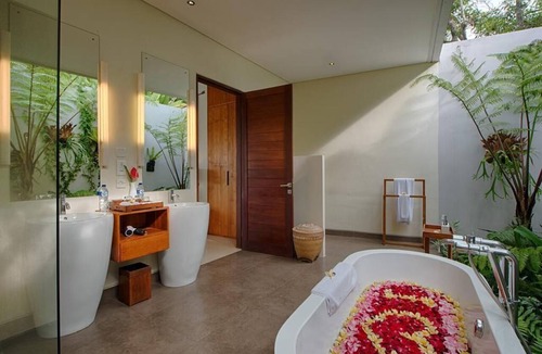 Kedewatan Villa | 4 BR Royal Private Villa Nice view of the Square
