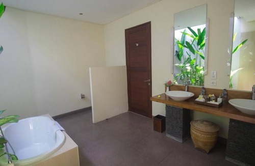 Kedewatan Villa | 4 BR Royal Private Villa Nice view of the Square