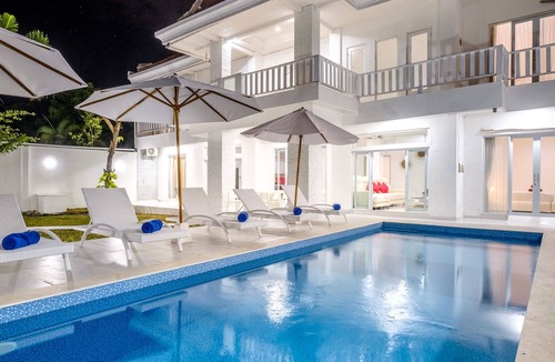 Dewi Sri Villa | 5 Star Luxury Minimalist Villa White Angel in Seminyak, for 21 people in total