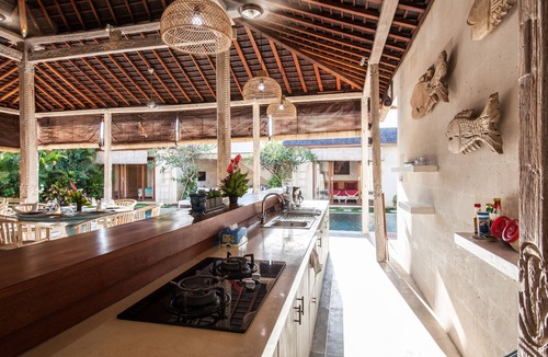 Tibubeneng Villa | ❤7" Ride to Beach❤4BR & 13meter Private POOL Villa❤SUNDECK❤10pax