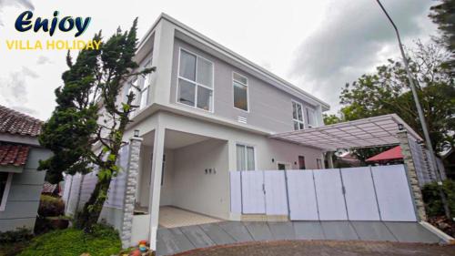 Cipanas Villa | Alulu Luxury Residence - Four Bedroom Villa