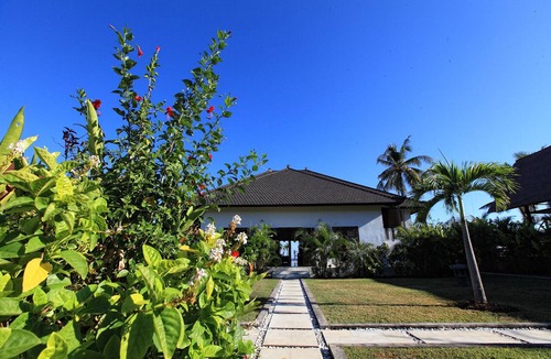 Gerokgak Villa | Authentic Beachvilla with cook, private pool, staff and lush tropical garden