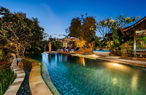 Mushroom Bay House | Balinese Style House with Public Swimming Pool, Close to Mushroom Beach (DLX)