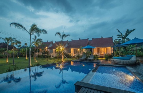 Mushroom Bay Cottage | Balinese Style Teak Cottage in Lembongan, Features a Swimming Pool and Huge Lawn