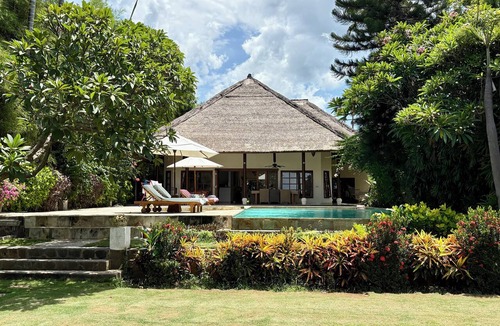 Lokapaksa Villa | Beachfront Villa Nirwana - Private Pool, Jacuzzi, Sunset Views & Friendly Staff!