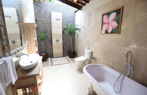 Mangsit Villa | Beautiful Private Pool Villa few step to the beach