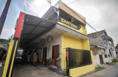 Surakarta Hotel | Capital O 2258 Santana Syariah Guest House