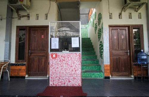 Surakarta Hotel | Capital O 2258 Santana Syariah Guest House