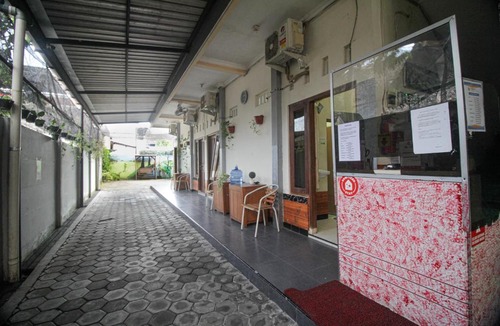 Surakarta Hotel | Capital O 2258 Santana Syariah Guest House