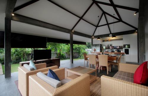 Celuk Villa | Carang Sari Sukawati 3 Bedroom Villa with Private Swimming Pool and Riverside