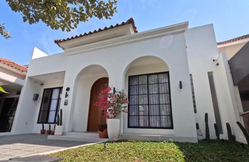 Padalarang House | Casa de Jingga - KBP with Aesthetic Pool, Fun for Family & Friends, Near Whoosh High Speed Train