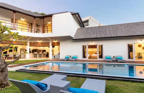 Batubelig Villa | Charming 7BR Villa W/Pool & Balcony in Bali, Bali villa 2206