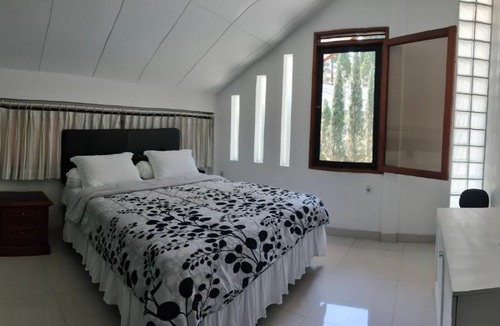 Hegarmanah House | Chez Faustine