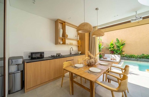 Berawa Villa | Chic 2BR Villa, Pool+Garden, Rooftop, Beach Access