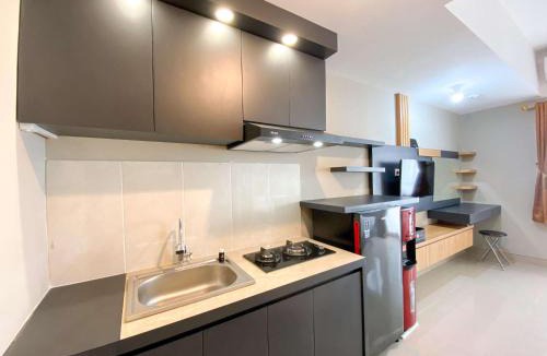 Duren Sawit Apartment | Comfy Studio at Gateway Park LRT City Jatibening Apartment By Travelio