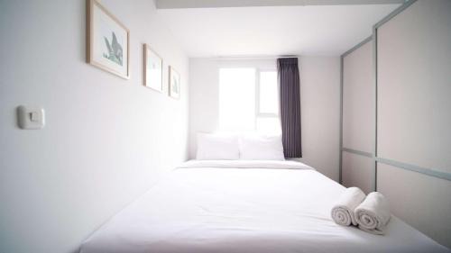 Sidoarjo Apartment | Compact and New 2BR Apartment at Suncity Residence By Travelio
