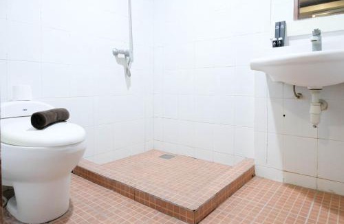 Siwalankerto Apartment | Cozy and Homey Studio Apartment at High Point Serviced By Travelio