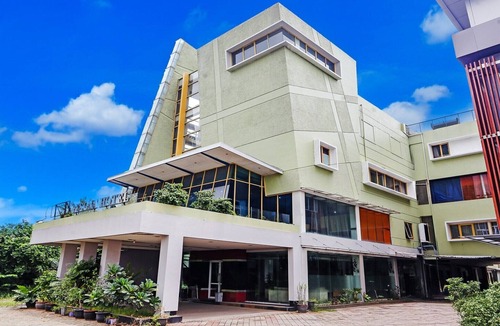 Cikarang House | Cozy Double Escape W/Free WiFi and Parking