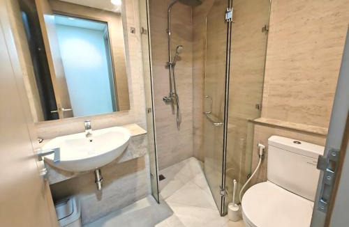 Pantai Indah Kapuk Apartment | Cozy Gold Coast 1BR PIK Apt with Pool & Gym by 2ndHome