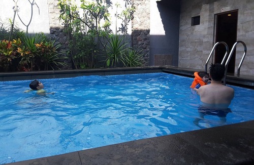 Purwakarta House | Cozy tropical houses with humble neighbourhood