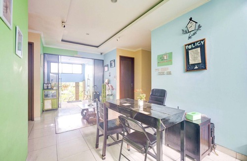 East Jakarta House | Cozy Twin Escape with Free WiFi and Parking