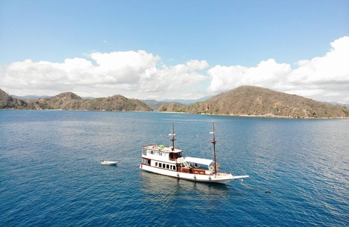 Labuan Bajo Boat Rental | Cruise on gorgeous Indonesian Phinisi Boat